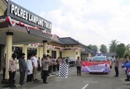 Kapolres Lampung Timur Didampingi Dandim 0429/Lamtim dan Pokdar Kamtibmas saat Pelepasan Bansos Peduli Covid-19 Polres Lampung Timur