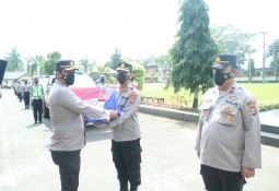 Kapolres Lampung Timur Didampingi Dandim 0429/Lamtim dan Pokdar Kamtibmas melepas Bansos Peduli Covid-19 untuk Masyarakat Lampung Timur 