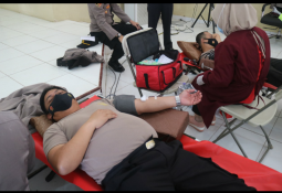 Ratusan personil Polres Lampung Timur dan Bhayangkari Donor Darah di hari bhayangkara ke-75. 