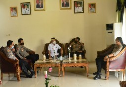 Jalin Silaturahmi, Kapolres Lamtim Sambangi Rumdin Bupati
