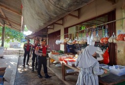 Personel Sat Samapta Polres Lampung Timur Laksanakan Patroli Dialogis di Pasar Tradisional