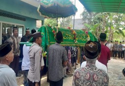 Kapolsek Batanghari AKP Erson Bersama Personel Melaksanakan Takziah ditempat Warga Yang Meninggal