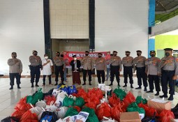 Wadir Samapta di Dampingi enam Polres rayon II Lampung Berikan Bantuan Sosial