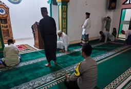 Polres Lampung Timur Gencarkan Program Memakmurkan Masjid Melalui Salat Subuh Berjamaah Bersama Masyarakat