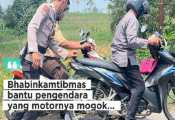 Kesigapan Bhabinkamtibmas Polsek Metro Kibang Bripka Nanang Bantu Warga yang Motornya Mogok di Jalan Tanjakan