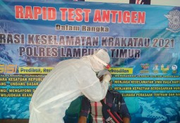 Polres Lampung Timur Melaksanakan Rapid Test Antigen Kepada Pengendara Yang Melintas Di Jalintim  