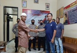 KAPOLRES LAMPUNG TIMUR APRESIASI PENYERAHAN SENPI RAKITAN OLEH MASYARAKAT SUKADANA 