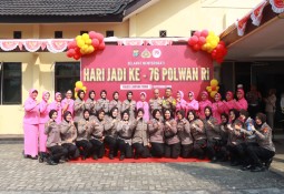 Syukuran HUT Polwan Ke-76, Kapolres Lampung Timur Berikan Penghargaan Kepada 4 Personel Polwan Yang Berprestasi