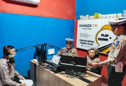 Satgas Preemtif Ops Zebra Krakatau Sosialisasi Kamseltibcar Lantas di Radio Khanza Kecamatan Labuhan Ratu