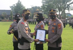 Polres Lampung Timur Berikan Penghargaan Kepada Personel Yang Berprestasi