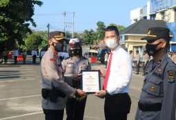 Anggota Polres Lampung Timur Diberikan Penghargaan  Prestasi 