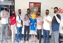Polsek Metro Kibang Tangkap Pemuda yang nekat Menggunakan Sabu di rumah Kosong 