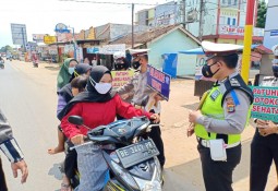 Sat Lantas Polres Lampung Timur Bagikan Masker Kepada masyarakat