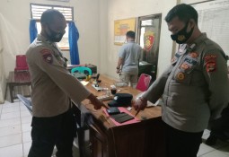 Mencuri Hp Korban yang sedang Cas, menggunakan batang Singkong