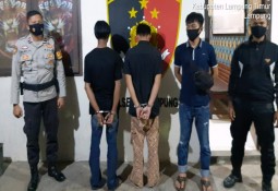 Polsek Sekampung Bekuk 2 Tersangka Narkoba di lapo Tuak