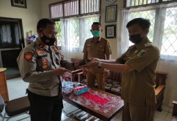 Kapolsek Sukadana Terima Penyerahan Senjata Api Dari Kepala Desa Mataram Marga