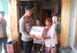 Kapolres Lampung Timur AKBP Benny Prasetya Gelar Bansos untuk Warga yang Membutuhkan