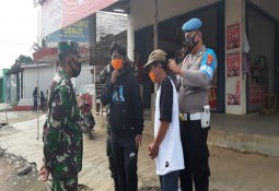 Polres Lampung Timur dan Tim Gugus Tugas Melaksanakan Operasi Yustisi di Pasar Muara Jaya
