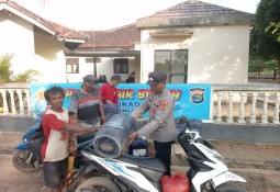 Polsek Jajaran Polres Lampung Timur Terus Cek Ketersediaan dan Bagikan Air Bersih bagi Warga Terdampak Kemarau
