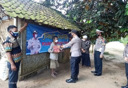 Kapolres Lampung Timur Gelar Jum'at Berkah di Desa Pasar Sukadana 