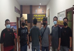 Polsek Way Jepara menerima Penyerahan diri Tersangka ilegal Loging