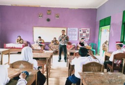 Bertemu Dengan Siswa SMP N 2 Sukadana, Ini Yang Disampaikan Kasat Lantas