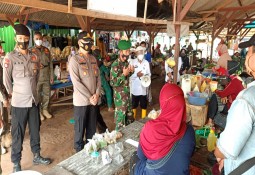 Gencar Oprasi Yustisi Pendisiplinan Prokes 'Polsek Purbolinggo Razia masker di pasar taman sari' 