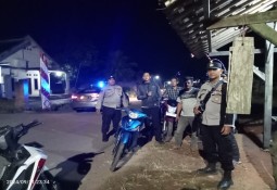 Antsispasi Gangguan Kamtibmas, Polsek Labuhan Ratu Patroli Bersama Warga