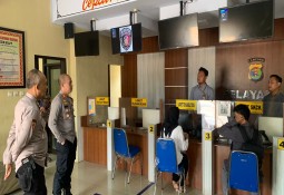 Kapolres Lampung Timur AKBP Benny Prasetya Tinjau Pelayanan Satu Atap di Polres Lampung Timur