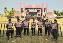 Polres Lampung Timur Amankan Sosialisasi Pilkada 2024 oleh KPU di Desa Banarjoyo, Kecamatan Batanghari